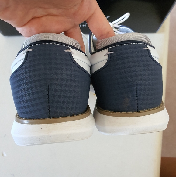 Footjoy woman's golf shoes in very good condition.  Size 7. - Picture 3 of 4